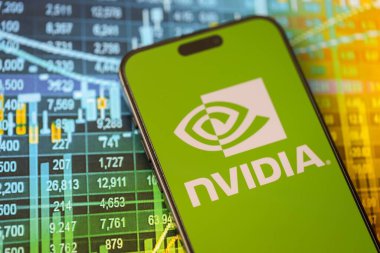 KYIV, UKRAINE - 29 Ocak 2025 Nvidia şirketi logoti iPhone 15 akıllı telefon ekranında gösterildi. Nvidia, yapay zeka donanım ve yazılımda küresel bir liderdir.