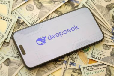 KYIV, UKRAINE - 29 Ocak 2025 Deepseek uygulamasının logo simgesi akıllı telefon ekranında görüntülendi. Çin yapay zekası gelişmiş yapay zeka modellerinin piyasaya sürülmesiyle başladı