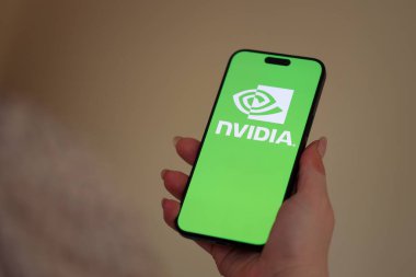 KYIV, UKRAINE - 29 Ocak 2025 Nvidia şirketi logoti iPhone 15 akıllı telefon ekranında gösterildi. Nvidia, yapay zeka donanım ve yazılımda küresel bir liderdir.