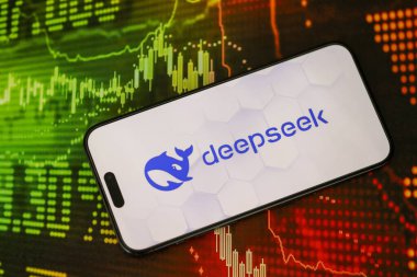 KYIV, UKRAINE - 29 Ocak 2025 Deepseek uygulamasının logo simgesi akıllı telefon ekranında görüntülendi. Çin yapay zekası gelişmiş yapay zeka modellerinin piyasaya sürülmesiyle başladı