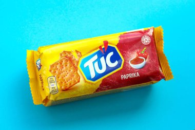 KYIV, UKRAINE - 29 Ocak 2025 Tuc çerez paketi parlak düz arkaplanda. TUC, Mondelez International tarafından pazarlanan bir çerez bisküvisidir.