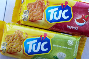 KYIV, UKRAINE - 29 Ocak 2025 Tuc çerez paketi parlak düz arkaplanda. TUC, Mondelez International tarafından pazarlanan bir çerez bisküvisidir.