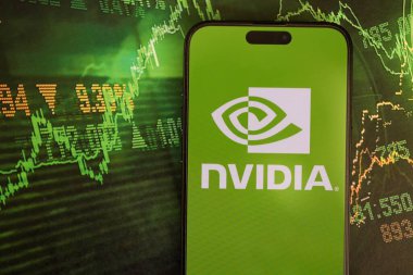 KYIV, UKRAINE - 29 Ocak 2025 Nvidia şirket logosu akıllı telefonda sergilendi. Nvidia, yapay zeka donanım ve yazılımda küresel bir liderdir.