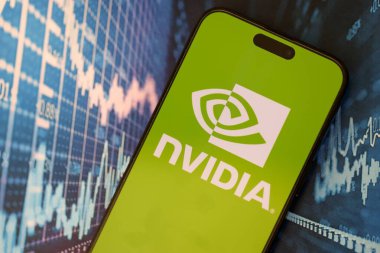 KYIV, UKRAINE - 29 Ocak 2025 Nvidia şirket logosu akıllı telefonda sergilendi. Nvidia, yapay zeka donanım ve yazılımda küresel bir liderdir.