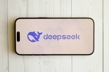 KYIV, UKRAINE - 29 Ocak 2025 Elma iPhone 15 ekranında Deepseek AI asistan logosu. Modern yapay zeka motoru