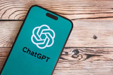 KYIV, UKRAINE - 29 Ocak 2025 ChatGPT resmi logosunu gösteren akıllı telefon. Modern yapay zeka motoru