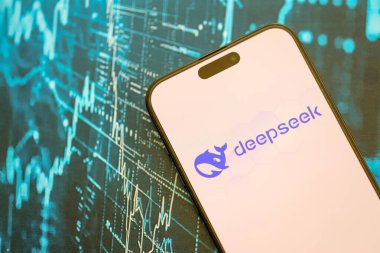 KYIV, UKRAINE - 29 Ocak 2025 Elma iPhone 15 ekranında Deepseek AI asistan logosu. Modern yapay zeka motoru