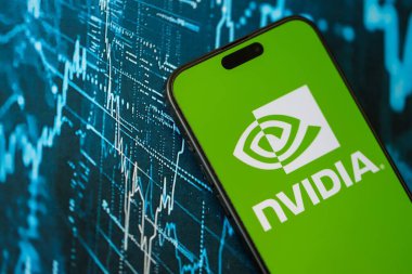 KYIV, UKRAINE - 29 Ocak 2025 Nvidia şirketi logoti iPhone 15 akıllı telefon ekranında gösterildi. Nvidia, yapay zeka donanım ve yazılımda küresel bir liderdir.