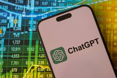 KYIV, UKRAINE - 29 Ocak 2025 ChatGPT AI yardımcı logosu Apple iPhone 15 ekranında kapat. Modern yapay zeka motoru