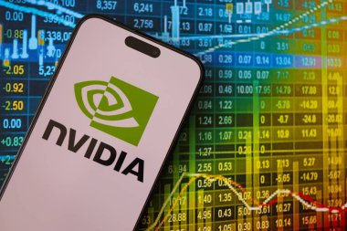 KYIV, UKRAINE - 29 Ocak 2025 Nvidia şirket logosu akıllı telefonda sergilendi. Nvidia, yapay zeka donanım ve yazılımda küresel bir liderdir.