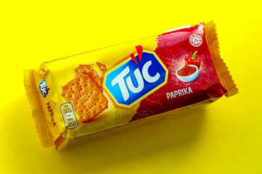 KYIV, UKRAINE - 29 Ocak 2025 Tuc çerez paketi parlak düz arkaplanda. TUC, Mondelez International tarafından pazarlanan bir çerez bisküvisidir.