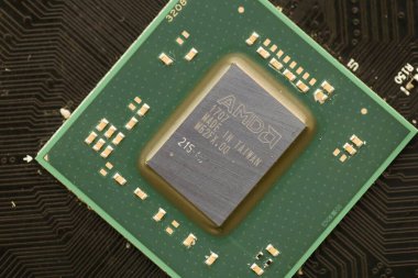 KYIV, UKRAINE - 29 Ocak 2025 Bir video kartı AMD Radeon RX550 işlemci çekirdeğinin ayrıntıları. Son nesil bir Video Kartın Grafik İşleme Birimi.