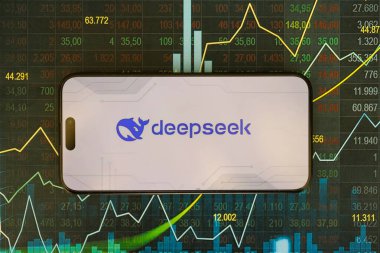 KYIV, UKRAINE - 29 Ocak 2025 Elma iPhone 15 ekranında Deepseek AI asistan logosu. Modern yapay zeka motoru