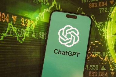 KYIV, UKRAINE - 29 Ocak 2025 ChatGPT resmi logosunu gösteren akıllı telefon. Modern yapay zeka motoru