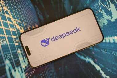 KYIV, UKRAINE - 29 Ocak 2025 Deepseek uygulamasının logo simgesi akıllı telefon ekranında görüntülendi. Çin yapay zekası gelişmiş yapay zeka modellerinin piyasaya sürülmesiyle başladı
