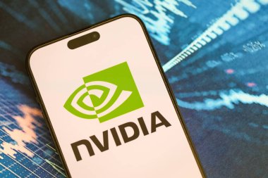 KYIV, UKRAINE - 29 Ocak 2025 Nvidia şirketi logoti iPhone 15 akıllı telefon ekranında gösterildi. Nvidia, yapay zeka donanım ve yazılımda küresel bir liderdir.