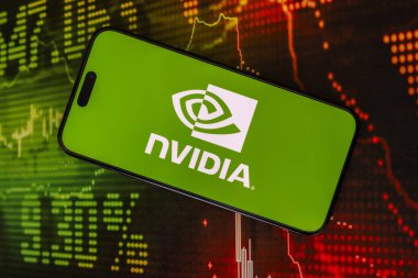KYIV, UKRAINE - 29 Ocak 2025 Nvidia şirket logosu akıllı telefonda sergilendi. Nvidia, yapay zeka donanım ve yazılımda küresel bir liderdir.
