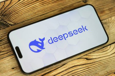 KYIV, UKRAINE - 29 Ocak 2025 Elma iPhone 15 ekranında Deepseek AI asistan logosu. Modern yapay zeka motoru
