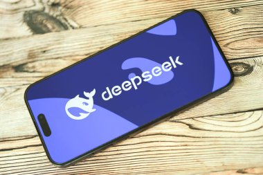 KYIV, UKRAINE - 29 Ocak 2025 Deepseek uygulamasının logo simgesi akıllı telefon ekranında görüntülendi. Çin yapay zekası gelişmiş yapay zeka modellerinin piyasaya sürülmesiyle başladı