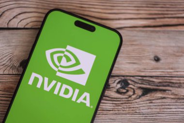 KYIV, UKRAINE - 29 Ocak 2025 Nvidia şirket logosu akıllı telefonda sergilendi. Nvidia, yapay zeka donanım ve yazılımda küresel bir liderdir.
