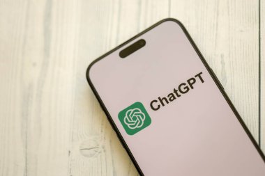 KYIV, UKRAINE - 29 Ocak 2025 ChatGPT resmi logosunu gösteren akıllı telefon. Modern yapay zeka motoru