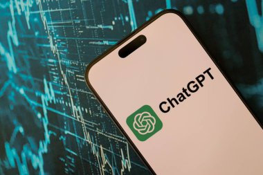 KYIV, UKRAINE - 29 Ocak 2025 ChatGPT AI yardımcı logosu Apple iPhone 15 ekranında kapat. Modern yapay zeka motoru