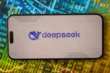 KYIV, UKRAINE - 29 Ocak 2025 Deepseek uygulamasının logo simgesi akıllı telefon ekranında görüntülendi. Çin yapay zekası gelişmiş yapay zeka modellerinin piyasaya sürülmesiyle başladı