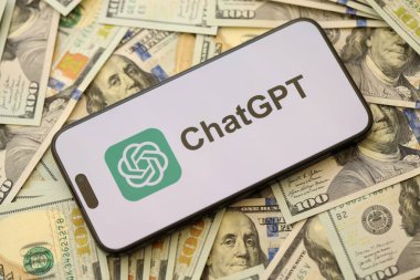 KYIV, UKRAINE - 29 Ocak 2025 ChatGPT resmi logosunu gösteren akıllı telefon. Modern yapay zeka motoru
