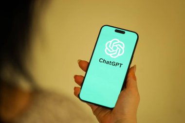 KYIV, UKRAINE - 29 Ocak 2025 ChatGPT resmi logosunu gösteren akıllı telefon. Modern yapay zeka motoru