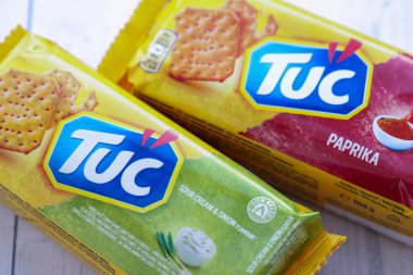 KYIV, UKRAINE - 29 Ocak 2025 Tuc çerez paketi parlak düz arkaplanda. TUC, Mondelez International tarafından pazarlanan bir çerez bisküvisidir.