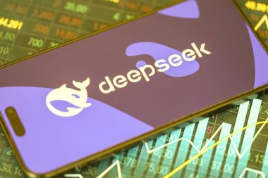 KYIV, UKRAINE - 29 Ocak 2025 Elma iPhone 15 ekranında Deepseek AI asistan logosu. Modern yapay zeka motoru