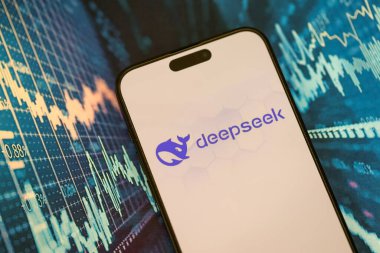 KYIV, UKRAINE - 29 Ocak 2025 Elma iPhone 15 ekranında Deepseek AI asistan logosu. Modern yapay zeka motoru