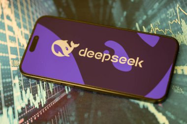 KYIV, UKRAINE - 29 Ocak 2025 Deepseek uygulamasının logo simgesi akıllı telefon ekranında görüntülendi. Çin yapay zekası gelişmiş yapay zeka modellerinin piyasaya sürülmesiyle başladı