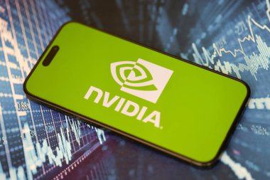 KYIV, UKRAINE - 29 Ocak 2025 Nvidia şirket logosu akıllı telefonda sergilendi. Nvidia, yapay zeka donanım ve yazılımda küresel bir liderdir.