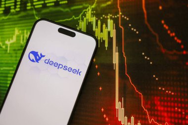 KYIV, UKRAINE - 29 Ocak 2025 Elma iPhone 15 ekranında Deepseek AI asistan logosu. Modern yapay zeka motoru