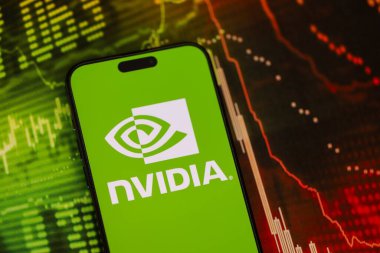 KYIV, UKRAINE - 29 Ocak 2025 Nvidia şirketi logoti iPhone 15 akıllı telefon ekranında gösterildi. Nvidia, yapay zeka donanım ve yazılımda küresel bir liderdir.