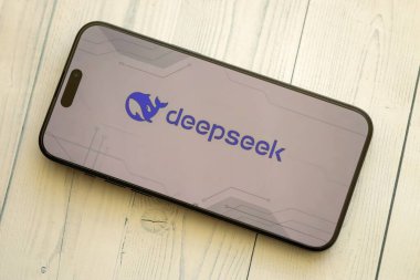 KYIV, UKRAINE - 29 Ocak 2025 Elma iPhone 15 ekranında Deepseek AI asistan logosu. Modern yapay zeka motoru