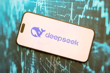 KYIV, UKRAINE - 29 Ocak 2025 Deepseek uygulamasının logo simgesi akıllı telefon ekranında görüntülendi. Çin yapay zekası gelişmiş yapay zeka modellerinin piyasaya sürülmesiyle başladı