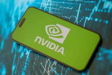 KYIV, UKRAINE - 29 Ocak 2025 Nvidia şirket logosu akıllı telefonda sergilendi. Nvidia, yapay zeka donanım ve yazılımda küresel bir liderdir.