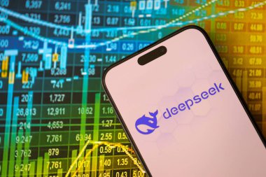 KYIV, UKRAINE - 29 Ocak 2025 Deepseek uygulamasının logo simgesi akıllı telefon ekranında görüntülendi. Çin yapay zekası gelişmiş yapay zeka modellerinin piyasaya sürülmesiyle başladı
