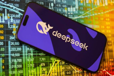 KYIV, UKRAINE - 29 Ocak 2025 Elma iPhone 15 ekranında Deepseek AI asistan logosu. Modern yapay zeka motoru