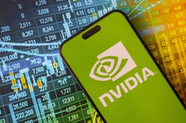 KYIV, UKRAINE - 29 Ocak 2025 Nvidia şirket logosu akıllı telefonda sergilendi. Nvidia, yapay zeka donanım ve yazılımda küresel bir liderdir.