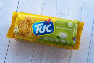 KYIV, UKRAINE - 29 Ocak 2025 Tuc çerez paketi parlak düz arkaplanda. TUC, Mondelez International tarafından pazarlanan bir çerez bisküvisidir.