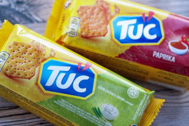 KYIV, UKRAINE - 29 Ocak 2025 Tuc çerez paketi parlak düz arkaplanda. TUC, Mondelez International tarafından pazarlanan bir çerez bisküvisidir.
