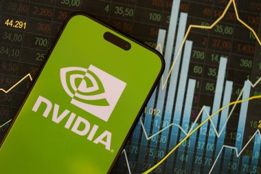 KYIV, UKRAINE - 29 Ocak 2025 Nvidia şirketi logoti iPhone 15 akıllı telefon ekranında gösterildi. Nvidia, yapay zeka donanım ve yazılımda küresel bir liderdir.