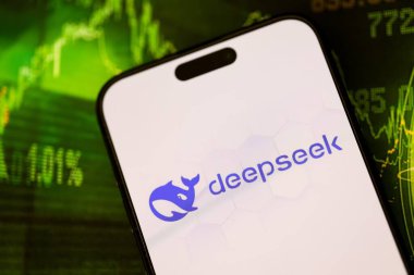 KYIV, UKRAINE - 29 Ocak 2025 Elma iPhone 15 ekranında Deepseek AI asistan logosu. Modern yapay zeka motoru