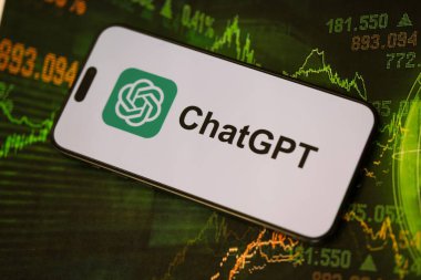 KYIV, UKRAINE - 29 Ocak 2025 ChatGPT AI yardımcı logosu Apple iPhone 15 ekranında kapat. Modern yapay zeka motoru