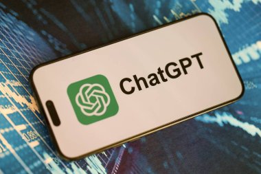 KYIV, UKRAINE - 29 Ocak 2025 ChatGPT resmi logosunu gösteren akıllı telefon. Modern yapay zeka motoru