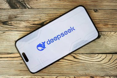 KYIV, UKRAINE - 29 Ocak 2025 Elma iPhone 15 ekranında Deepseek AI asistan logosu. Modern yapay zeka motoru