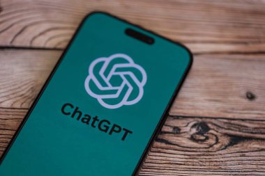 KYIV, UKRAINE - 29 Ocak 2025 ChatGPT AI yardımcı logosu Apple iPhone 15 ekranında kapat. Modern yapay zeka motoru